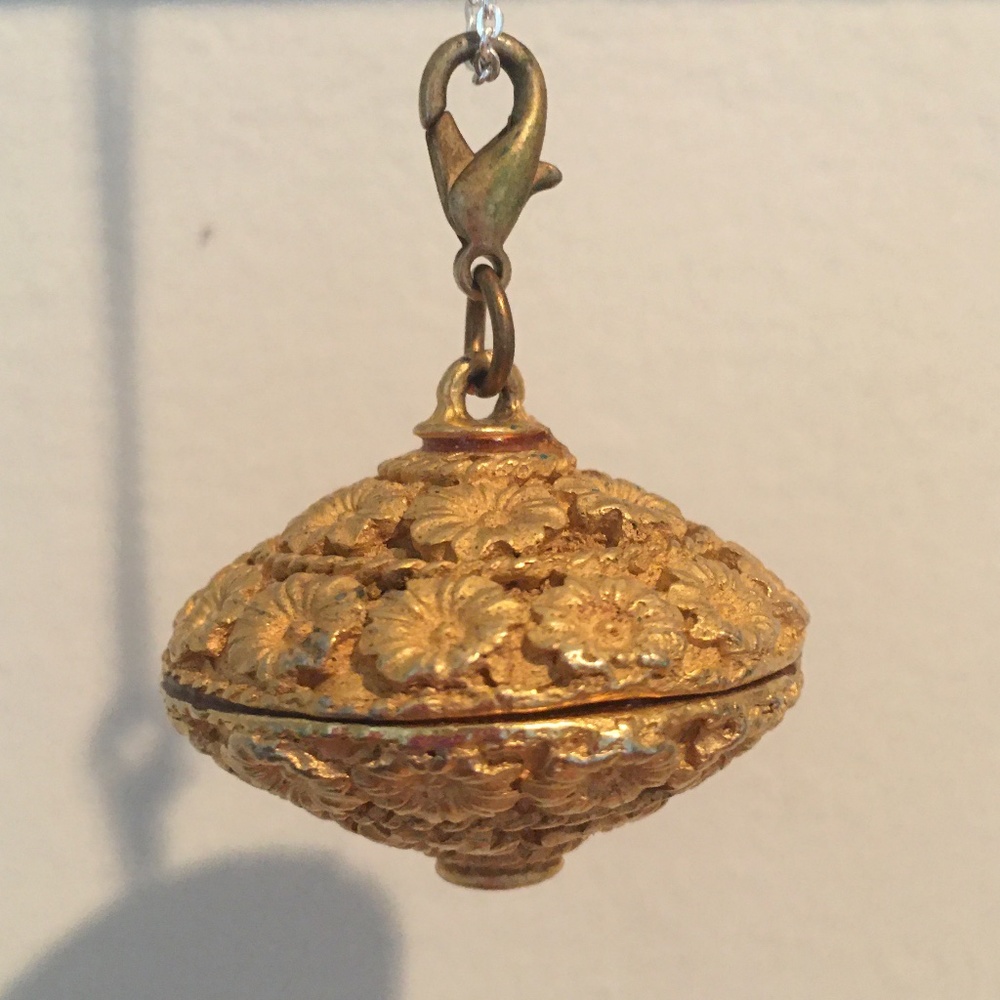 Host Pick: Floral Motif Pendant